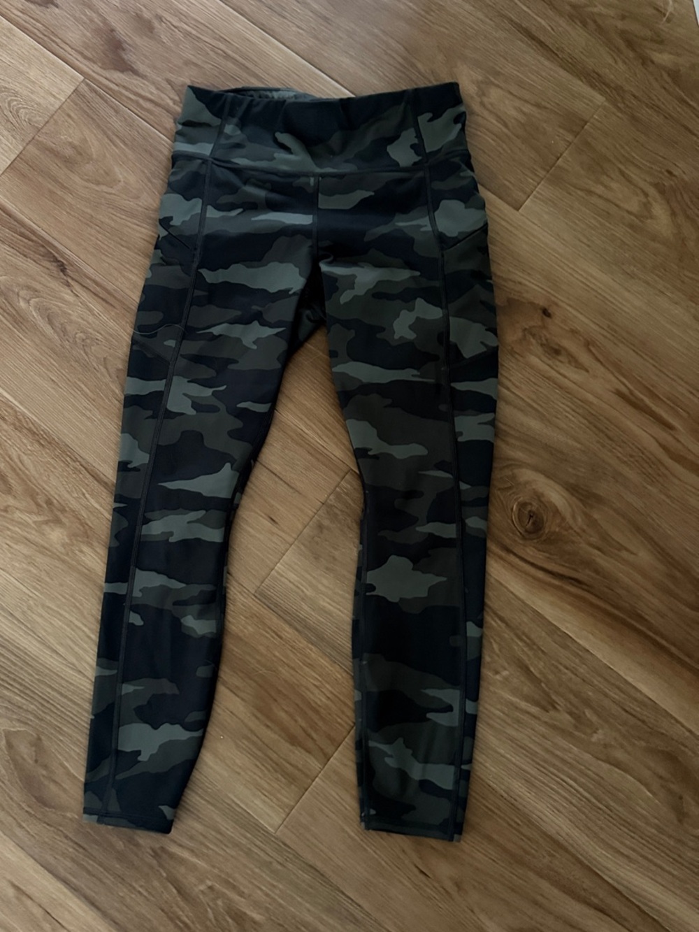 Athleta women’s Camo Performance Leggings - Olive Black Small